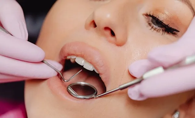 Zirkonyum diş kaplama ve diğer estetik diş çözümlerini gösteren bir görsel